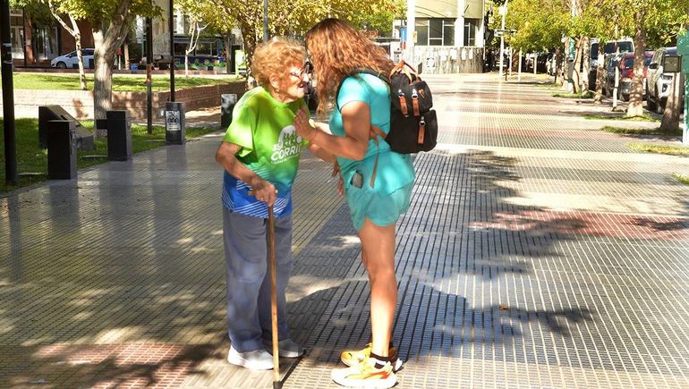 Su hija Iris, una compañía inseparable para María.