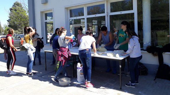 Hicieron una ñoquiada en defensa de la educación pública