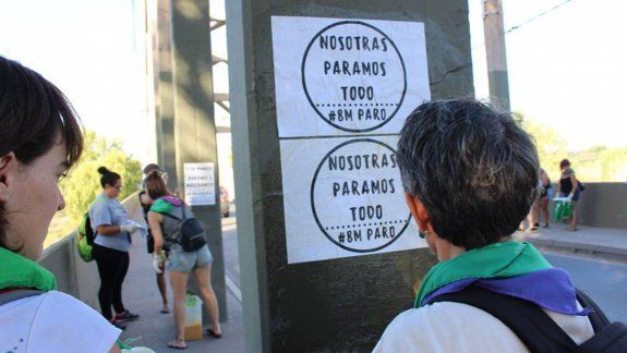 Empapelaron el puente viejo convocando al paro de mujeres.