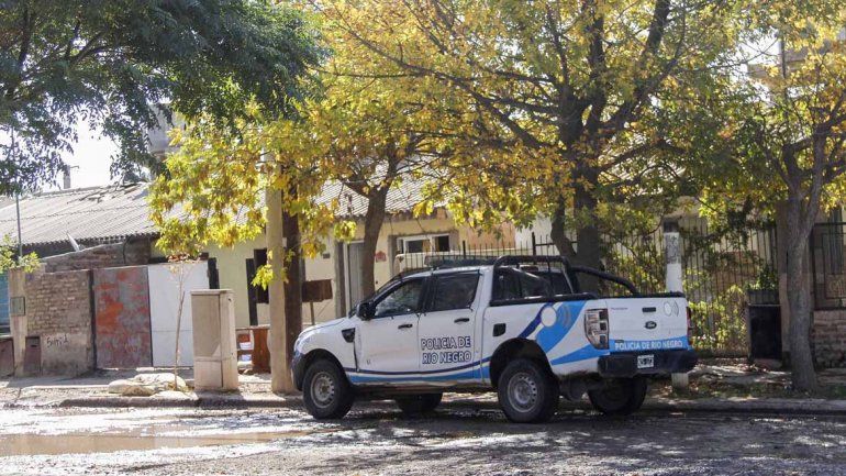 130 Viviendas: vecinos denuncian a un policía por agredirlos y amenazarlos con un arma de fuego