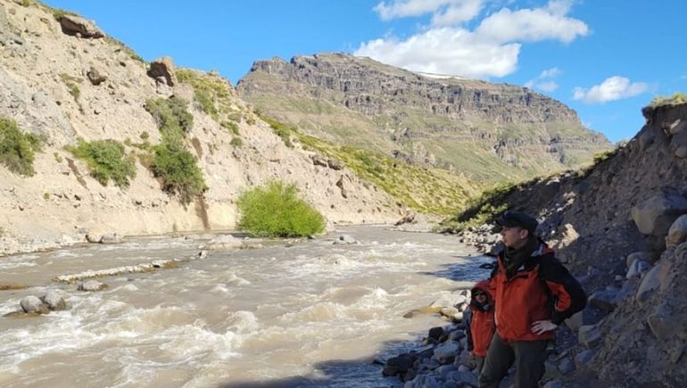 Intensa búsqueda del criancero en el río Varvarco