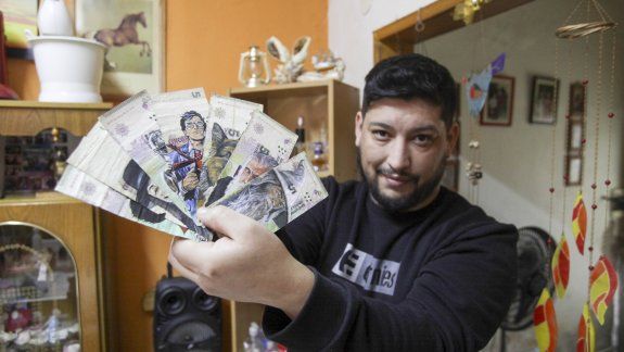 El neuquino que hace de los billetes una obra de arte