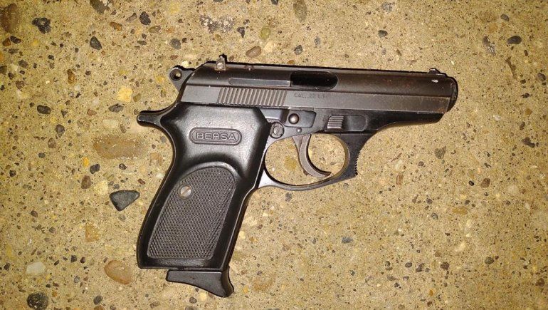 Iban en moto, intentaron escapar de la Policía y se cayeron sobre la vereda