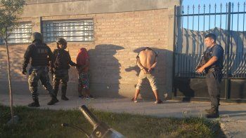atraparon a un adolescente con un arma llena de balas