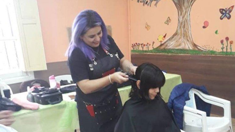 Peluqueras solidarias de diversas ciudades de la región participaron de la actividad en el salón La Casona