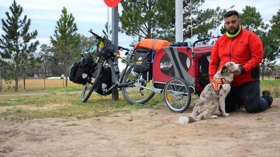 Un bombero cipoleño viaja en bici hacia La Quiaca junto a su perra