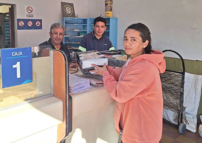 Mónica, quien tiene un emprendimiento en la Chacra, retirando un pedido del Correo Argentino.