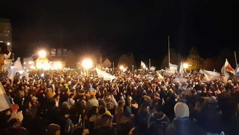 Un policía intervino en los festejos y le rompieron la nariz