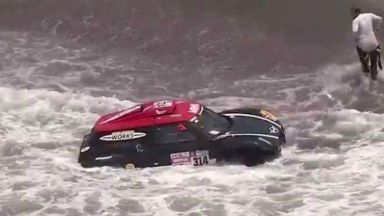 Piloto del Dakar se metió al mar para evitar el incendio de su camioneta