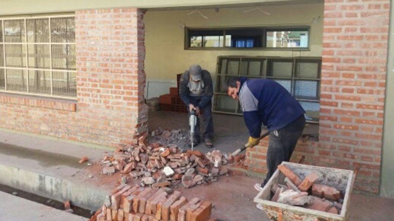 Trabajan en las salidas de emergencia para el CET 22 y CET 15