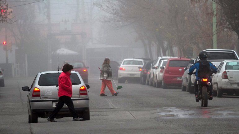 La ciudad volvió a amanecer tapada por la neblina