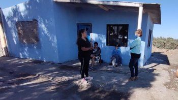 La damnificada hablando con la Defensora del Pueblo de Viedma.&nbsp;