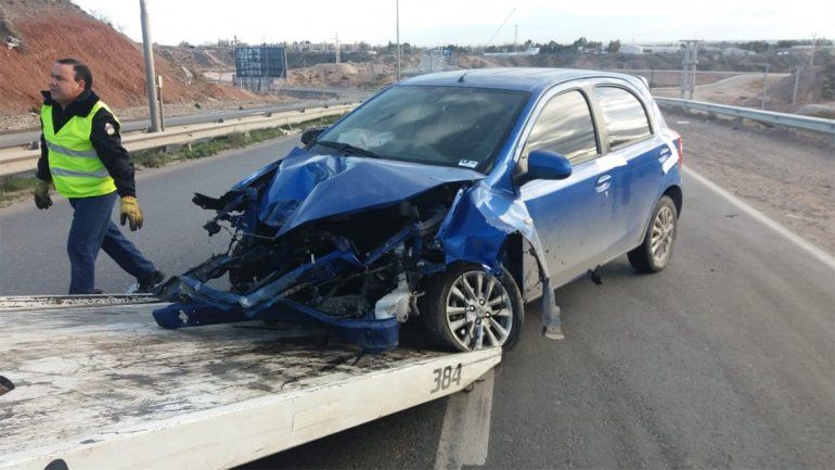 Perdió el control y chocó contra el guardarrail y un poste en Ruta 7