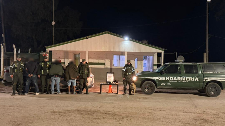 Tres personas fueron detenidas por transportar más de 2 kilos de cocaína. | LMCipolletti.com Tres personas fueron detenidas por transportar más de 2 kilos de cocaína.