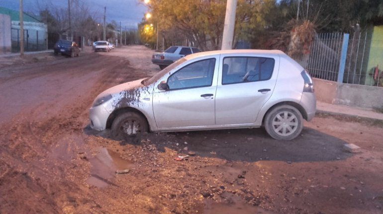 Por los desbordes cloacales, los autos quedan enterrados en Neuquén