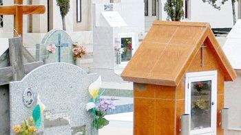 En la necrópolis no hay casi espacio para más entierros de fallecidos.