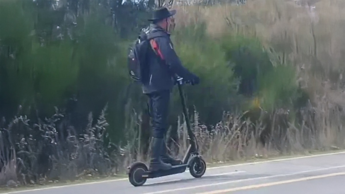 El Pampa, un gaucho moderno. Dejó el sulky y se moviliza en monopatín por las rutas rionegrinas.