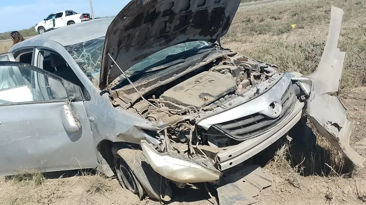 El accidente tuvo lugar cuando la conductora mordió banquina, intentó incorporarse a la cinta asfáltica y se cruzó de carril hasta impactar con un montículo de tierra.&nbsp;
