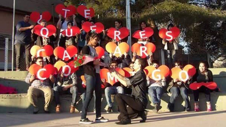 Un romántico: le pidió matrimonio en pleno centro de Allen y con ayuda de amigos