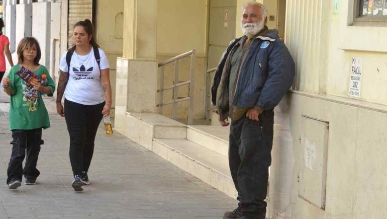 La solidaridad de los vecinos le sacó una sonrisa al gran Benito. Foto: Antonio Spagnuolo.