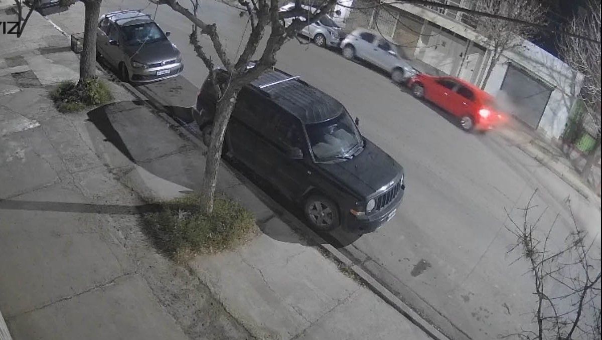 El Gol entró por la calle Roca en contramano y chocó dos autos estacionados. El conductor escapó, pero fue atrapado por la policía.&nbsp;