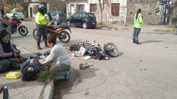 taxi embistio a una moto: hay dos heridas graves