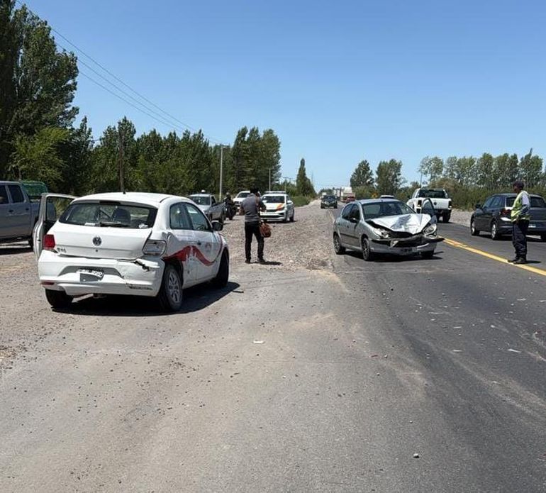 El vehículo Gol Trend dobló en U y provocó el impacto. 