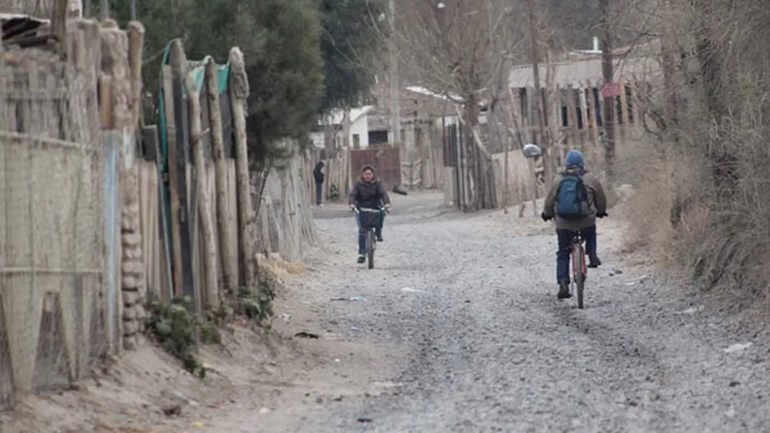 El chofer solidario se descompensó y ribereños se sienten aislados y olvidados