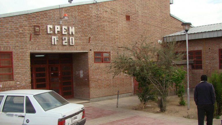Denuncian que lo amenazan en la escuela por no querer comprar droga