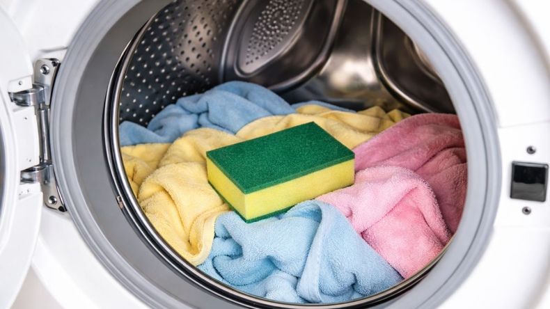 Las esponjas de cocina comenzaron a usarse como recurso casero dentro del lavarropas para retener pelusas y residuos. | LMCipolletti.com Las esponjas de cocina comenzaron a usarse como recurso casero dentro del lavarropas para retener pelusas y residuos.