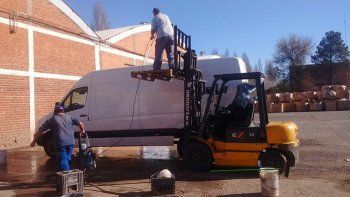 Los trabajadores de Interlagos se las rebuscan lavando vehículos.