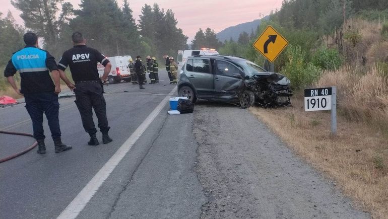 Uno de los vehículos involucrados en el trágico choque registrado a pocos kilómetros al sur de El Bolsón.&nbsp;