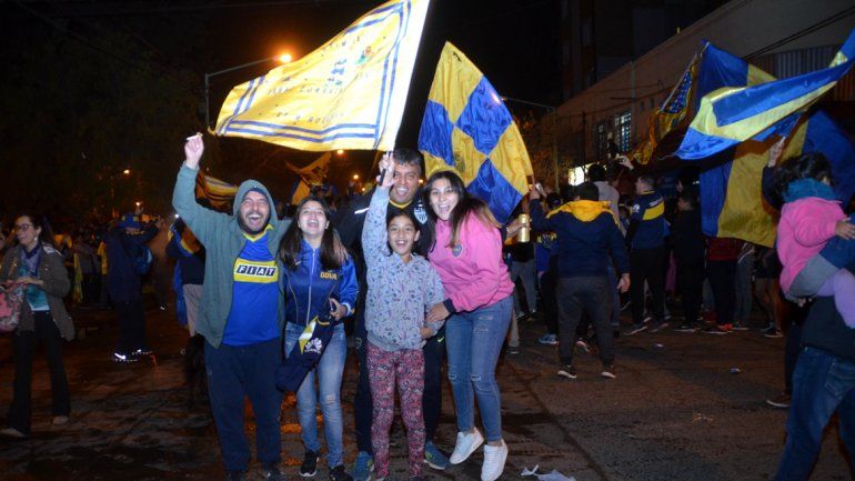 Los hinchas de Boca coparon la calle a puro festejo