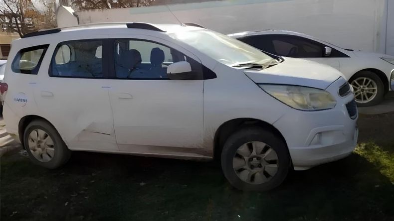 La camioneta Chevrolet Spin de la Senaf, que fue descubierta en las inmediaciones de la casa donde se produjo el robo. La manejaba un empleado del organismo que fue imputado en una causa judicial junto a un cómplice. | LMCipolletti.com La camioneta Chevrolet Spin de la Senaf, que fue descubierta en las inmediaciones de la casa donde se produjo el robo. La manejaba un empleado del organismo que fue imputado en una causa judicial junto a un cómplice.