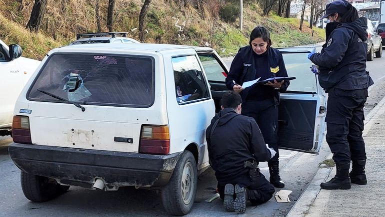 Quiso apuñalar a un policía luego de escapar de un control