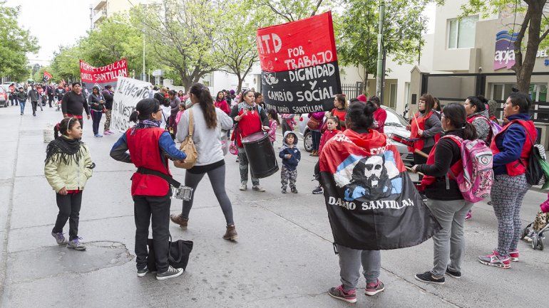 Con ollas populares, los comedores protestan frente al Municipio por entrega de alimentos