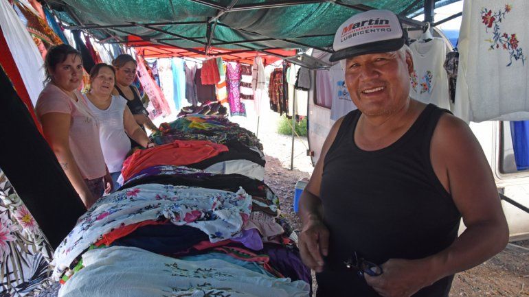 Los puestos ambulantes se instalan en cercanías del tercer puente.