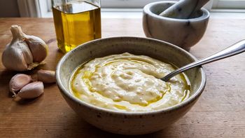 Mayonesa de ajo ahumada: el truco para hacerla rápida y con un toque especial que no te deja mal aliento