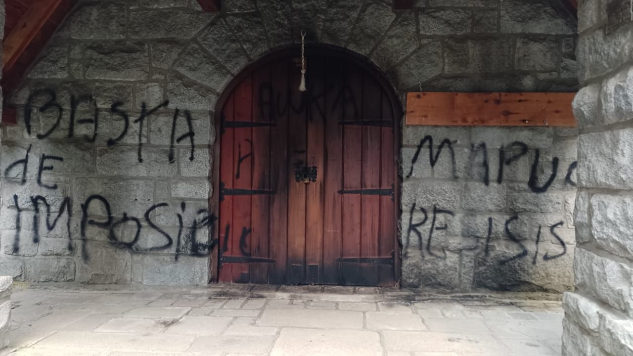 Aparecieron pintadas mapuche en una Iglesia: ¿Qué dijo la comunidad?