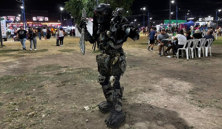 El Depredador de Paraguay, que en verdad nació en Perú, uno de los personajes de la noche inaugural de la Manzana. El Depredador de Paraguay, que en verdad nació en Perú, uno de los personajes de la noche inaugural de la Manzana.