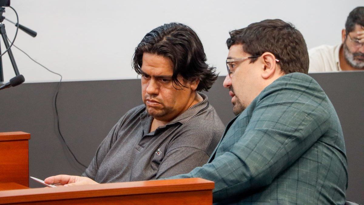 Horacio Espinoza, junto a su defensor Oficial, Marcelo Caraballo.&nbsp;