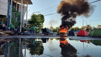 PAMI decidió desvincular a la titular de la agencia en El Bolsón y suspender a trabajadores por cerrar la oficina. Diputados peronistas cuestionaron la medida.