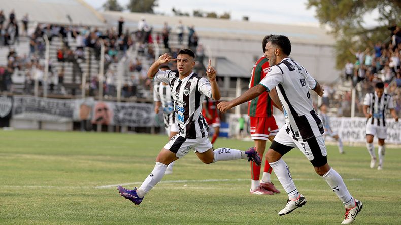 Domínguez, uno de los pibes que llegó a Cipo, ya metió un golazo y va por más