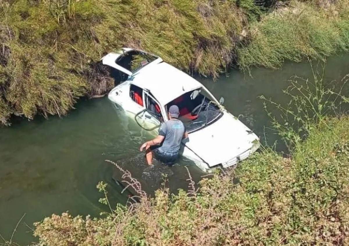 El auto era conducido por una mujer que viajaba junto a su hija.