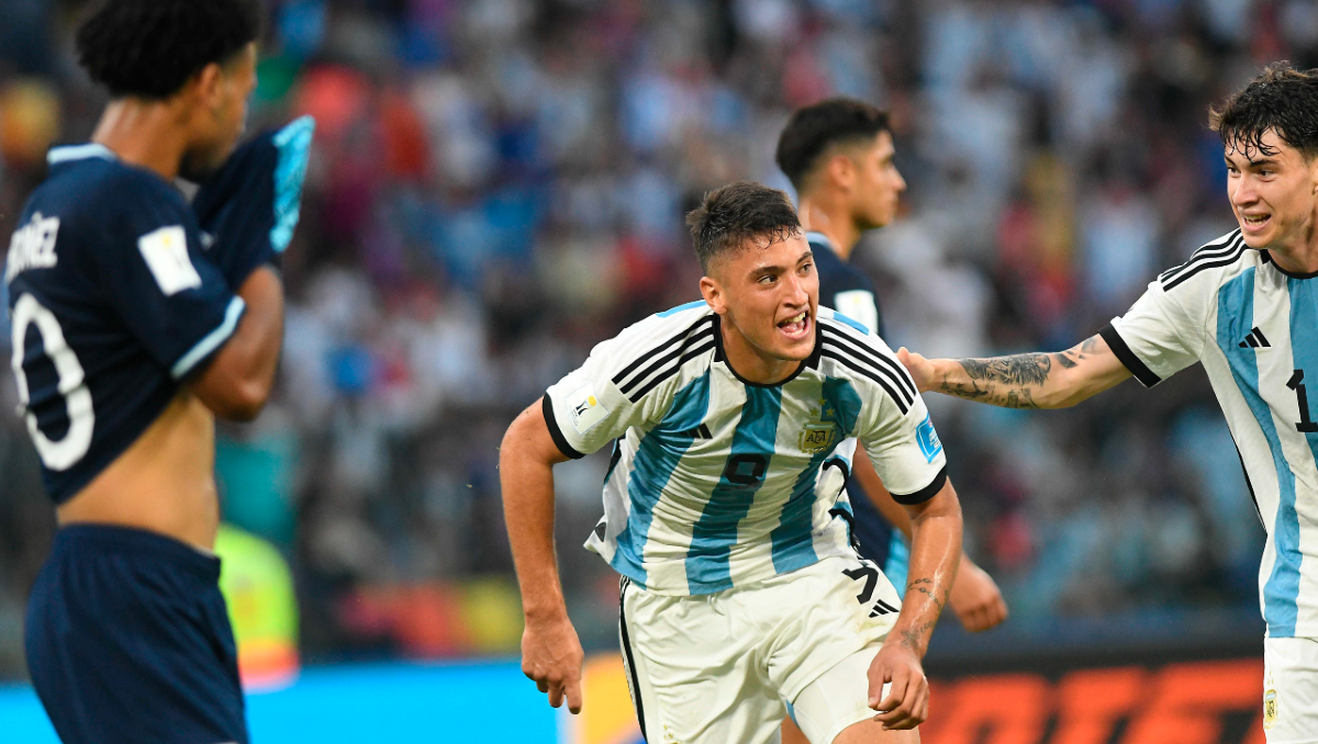 Véliz festeja el primero de los goles de Argentina contra Guatemala. Foto: Télam&nbsp;