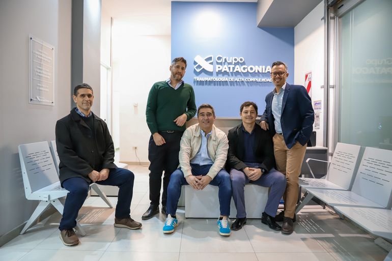 Los cinco socios que inauguraron en las últimas horas el Centro de Traumatología Grupo Patagonia.