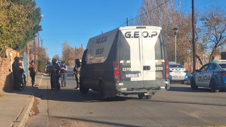 A plena luz del día: una maestra fue rozada por una bala al salir de un jardín