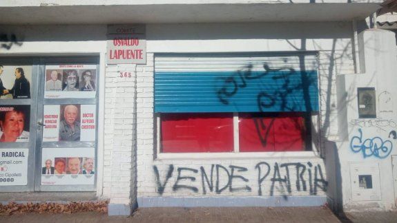 Bronca en el radicalismo por pintadas en el Comité