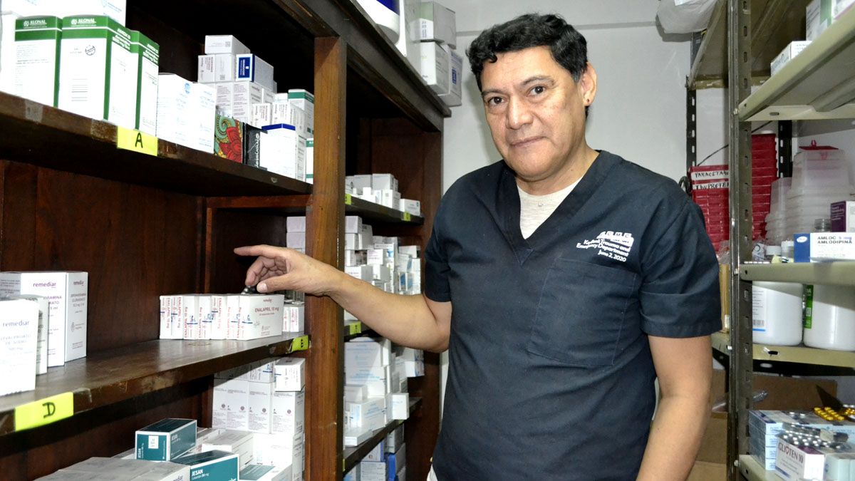 Para el cipoleño Santiago Cayupan, la profesión de enfermero es una vocación y debe ejercerse con compromiso, empatía y solidaridad. Siempre hay que ponerse en el lugar del otro, del que sufre, sostiene, en la salita de Costa Norte.