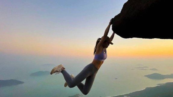 Influencer murió por intentar una riesgosa foto en un acantilado